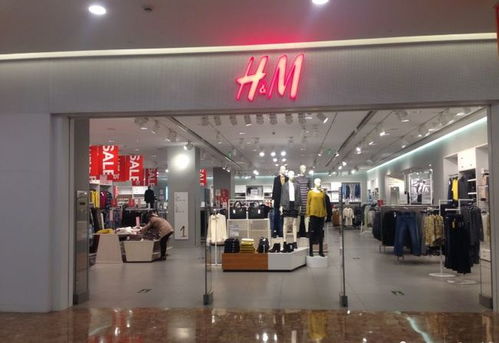 記者探訪H&M店，店門口三個(gè)女孩對(duì)“中國風(fēng)”服裝反應(yīng)各異